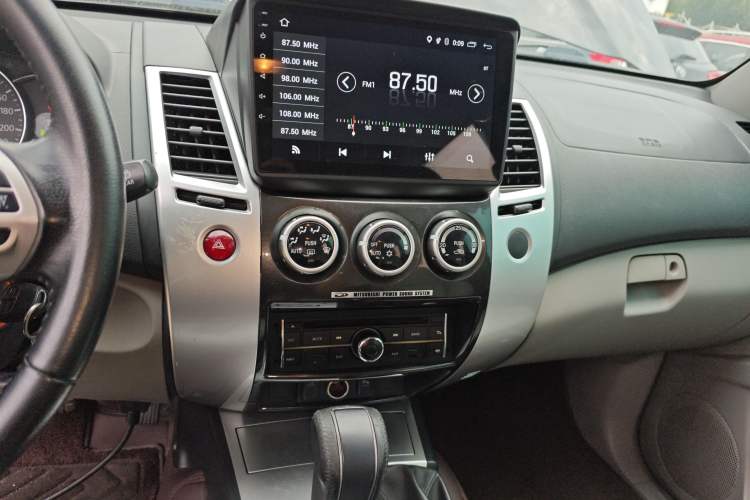 Used Mitsubishi Pajero Sport 2013 3.0L Automatic 4x4 Executive Edition Audio And AC Panel