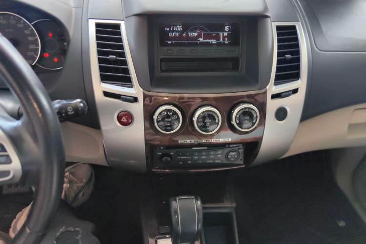 Used Mitsubishi Pajero Sport 2013 3.0L Automatic Two-Wheel Drive Luxury Edition Audio And AC Panel