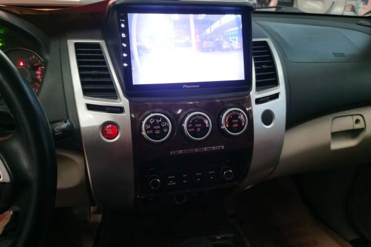 Used Mitsubishi Pajero Sport 2013 3.0L Automatic Two-Wheel Drive Luxury Edition Audio And AC Panel