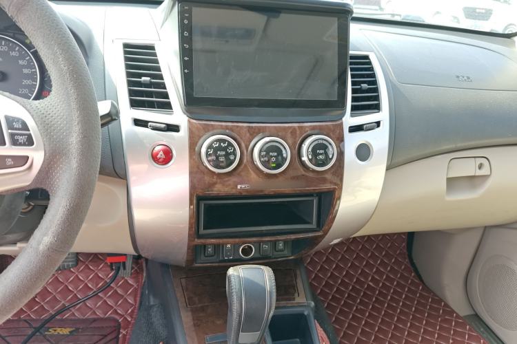 Used Mitsubishi Pajero Sport 2013 3.0L Automatic Two-Wheel Drive Luxury Edition Audio And AC Panel