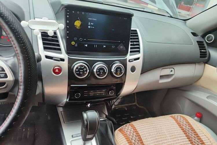Used Mitsubishi Pajero Sport 2013 3.0L Automatic 4x4 Executive Edition Audio And AC Panel