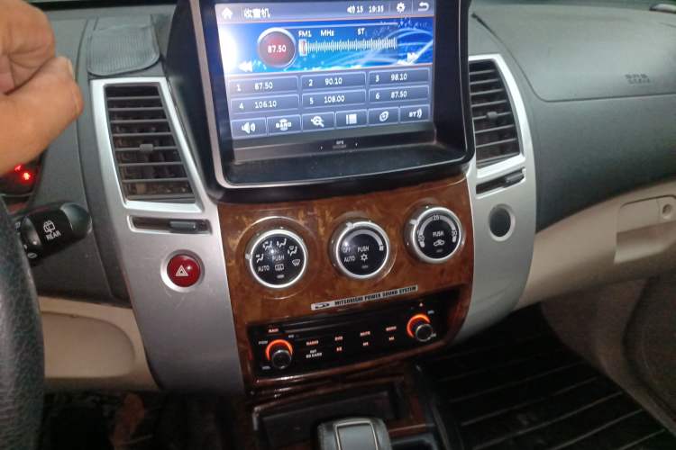 Used Mitsubishi Pajero Sport 2013 3.0L Automatic Two-Wheel Drive Luxury Edition Audio And AC Panel