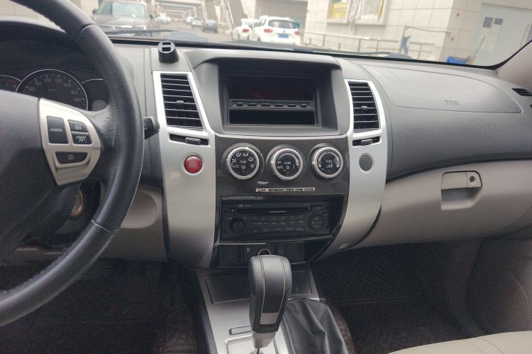Used Mitsubishi Pajero Sport 2013 3.0L Automatic 4x4 Executive Edition Audio And AC Panel