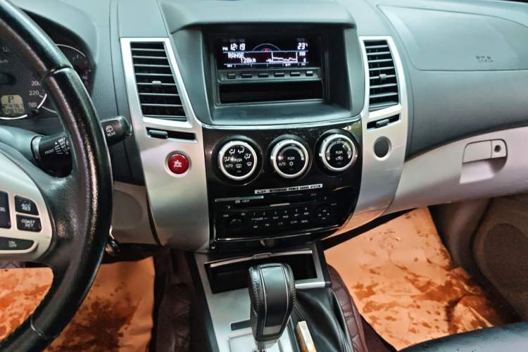 Used Mitsubishi Pajero Sport 2013 3.0L Automatic 4x4 Executive Edition Audio And AC Panel