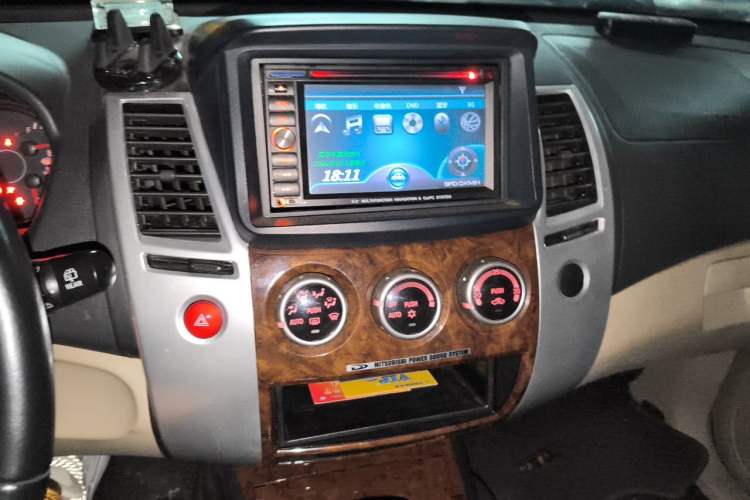 Used Mitsubishi Pajero Sport 2013 3.0L Automatic Two-Wheel Drive Luxury Edition Audio And AC Panel