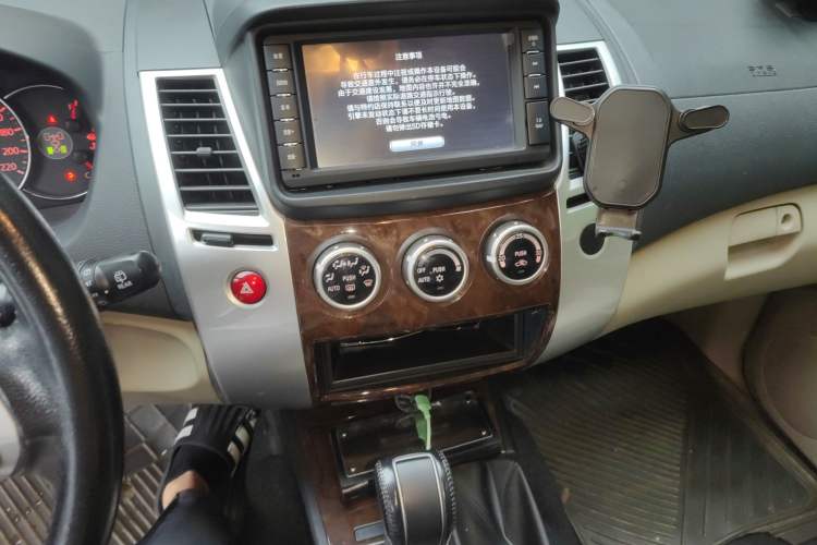 Used Mitsubishi Pajero Sport 2013 3.0L Automatic 4x4 Flagship Edition Audio And AC Panel