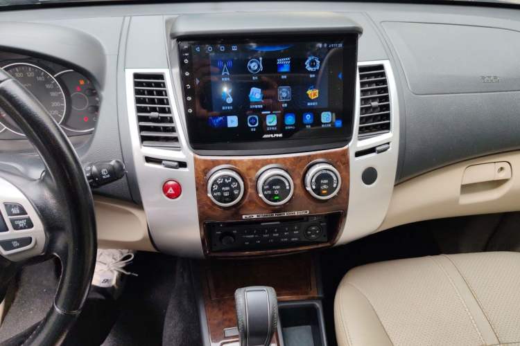Used Mitsubishi Pajero Sport 2013 3.0L Automatic Two-Wheel Drive Luxury Edition Audio And AC Panel
