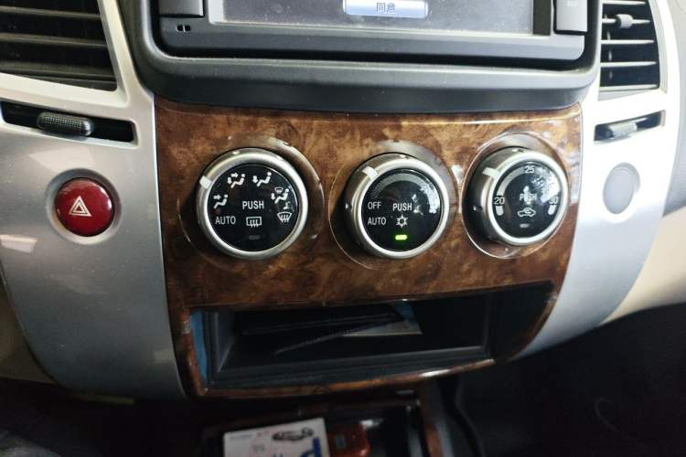 Used Mitsubishi Pajero Sport 2013 3.0L Automatic 4x4 Flagship Edition Audio And AC Panel
