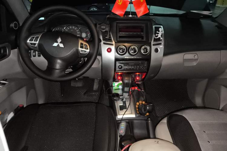 Used Mitsubishi Pajero Sport 2013 3.0L Automatic 4x4 Executive Edition Center Console