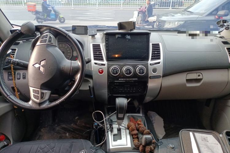 Used Mitsubishi Pajero Sport 2013 3.0L Automatic 4x4 Executive Edition Center Console