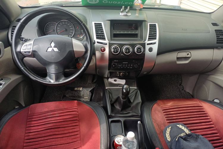 Used Mitsubishi Pajero Sport 2013 2.4L Manual Two-Wheel Drive Comfort Edition Center Console