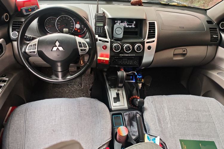 Used Mitsubishi Pajero Sport 2013 3.0L Automatic 4x4 Executive Edition Center Console