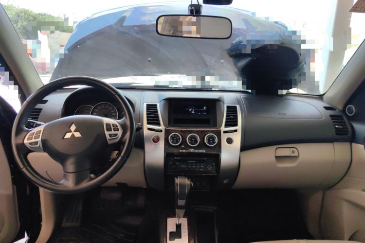 Used Mitsubishi Pajero Sport 2013 3.0L Automatic Two-Wheel Drive Luxury Edition Center Console