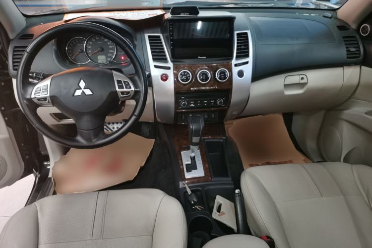 Used Mitsubishi Pajero Sport 2013 3.0L Automatic Two-Wheel Drive Luxury Edition Center Console