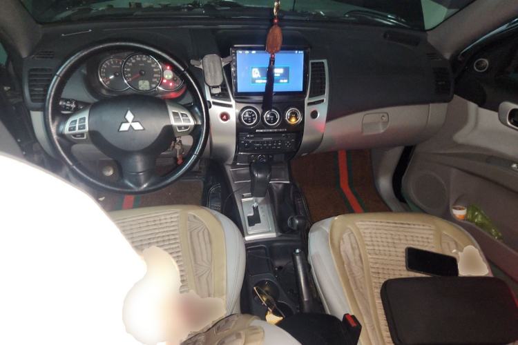 Used Mitsubishi Pajero Sport 2013 3.0L Automatic 4x4 Executive Edition Center Console