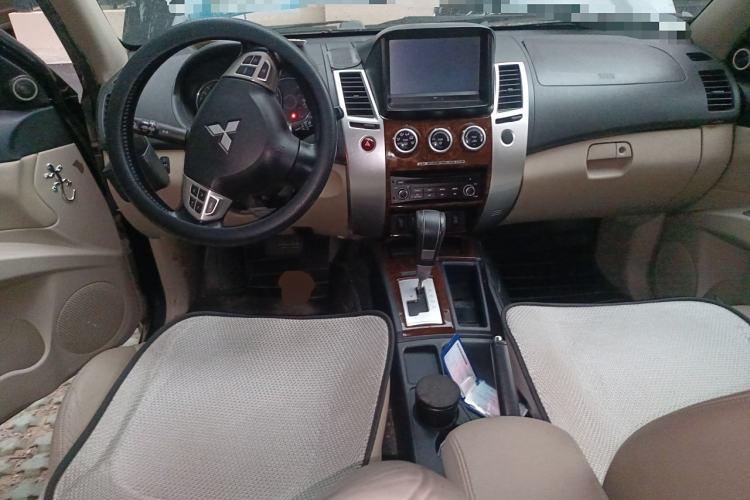 Used Mitsubishi Pajero Sport 2013 3.0L Automatic Two-Wheel Drive Luxury Edition Center Console