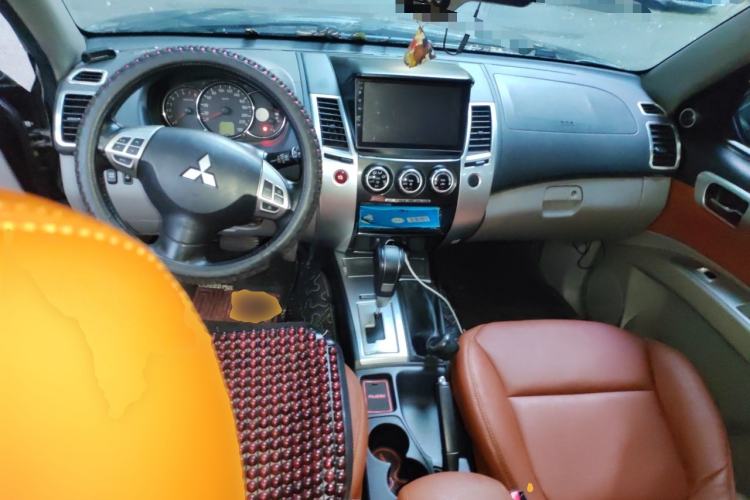 Used Mitsubishi Pajero Sport 2013 3.0L Automatic 4x4 Executive Edition Center Console