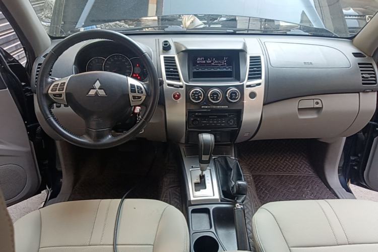 Used Mitsubishi Pajero Sport 2013 3.0L Automatic 4x4 Executive Edition Center Console