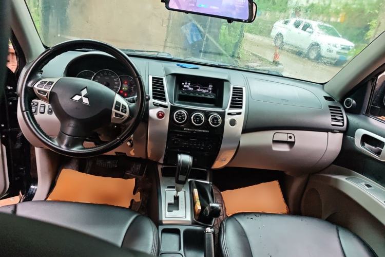 Used Mitsubishi Pajero Sport 2013 3.0L Automatic 4x4 Executive Edition Center Console