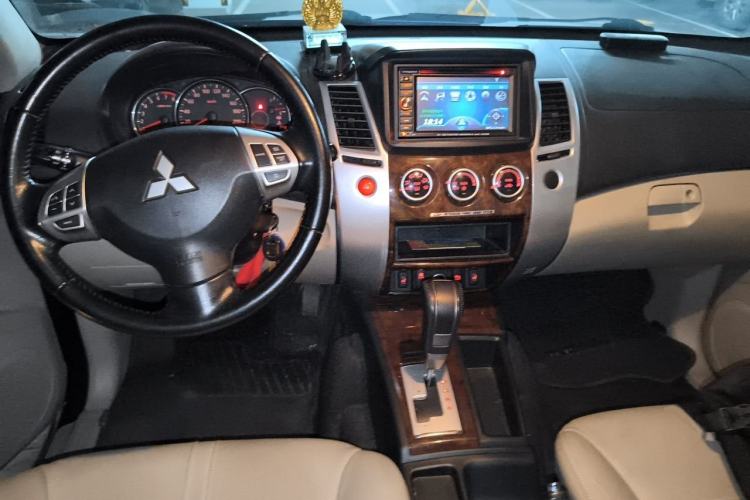 Used Mitsubishi Pajero Sport 2013 3.0L Automatic Two-Wheel Drive Luxury Edition Center Console