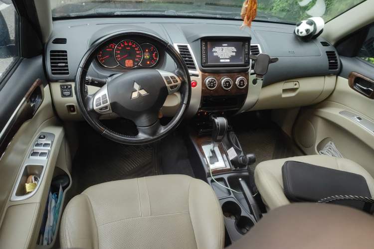 Used Mitsubishi Pajero Sport 2013 3.0L Automatic 4x4 Flagship Edition Center Console