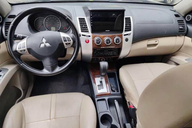 Used Mitsubishi Pajero Sport 2013 3.0L Automatic Two-Wheel Drive Luxury Edition Center Console