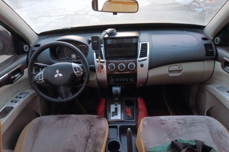 Used Mitsubishi Pajero Sport 2013 3.0L Automatic Two-Wheel Drive Luxury Edition Center Console