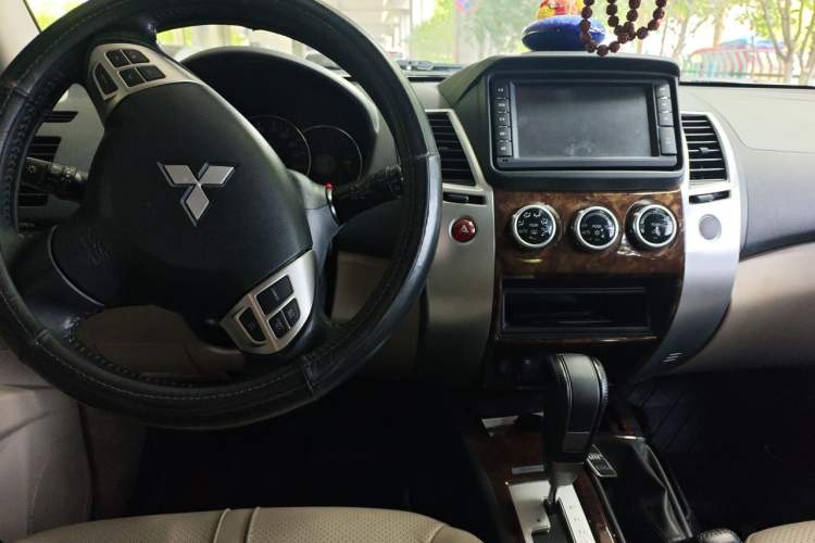 Used Mitsubishi Pajero Sport 2013 3.0L Automatic 4x4 Flagship Edition Center Console