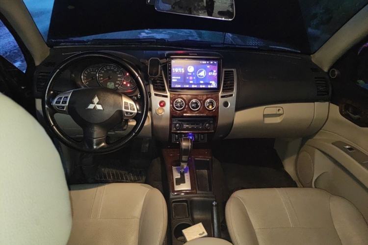 Used Mitsubishi Pajero Sport 2013 3.0L Automatic Two-Wheel Drive Luxury Edition Center Console