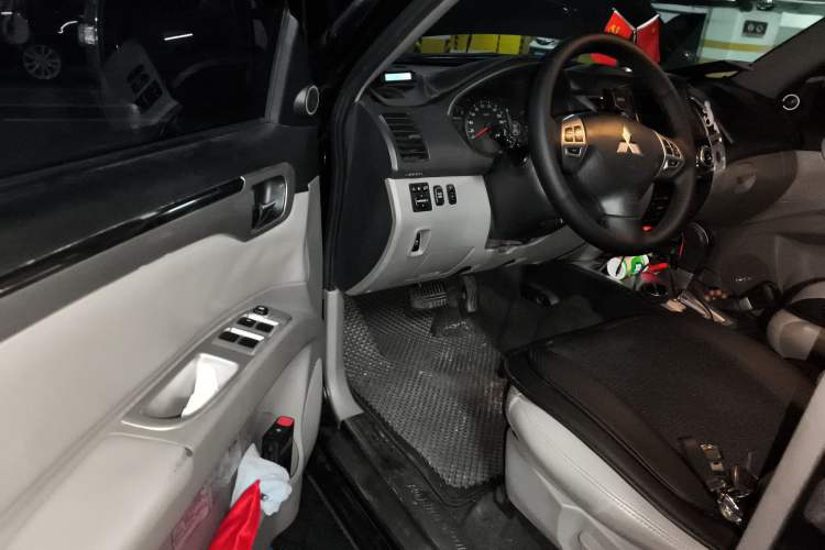 Used Mitsubishi Pajero Sport 2013 3.0L Automatic 4x4 Executive Edition Driver Seat