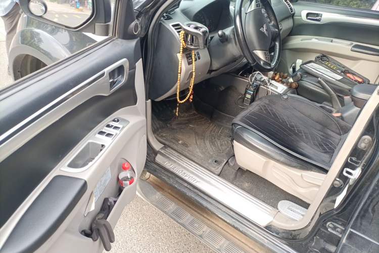 Used Mitsubishi Pajero Sport 2013 3.0L Automatic 4x4 Executive Edition Driver Seat