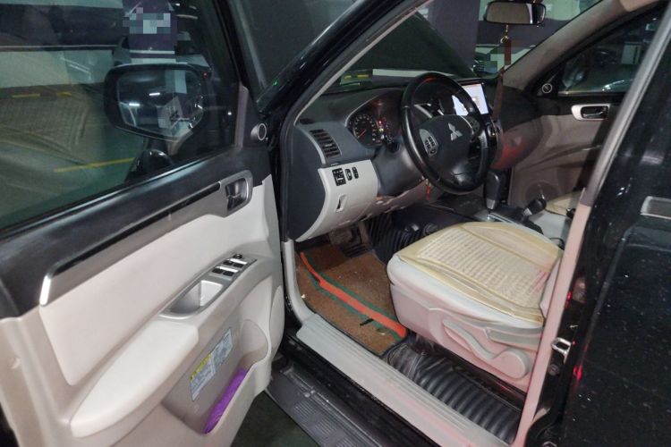 Used Mitsubishi Pajero Sport 2013 3.0L Automatic 4x4 Executive Edition Driver Seat