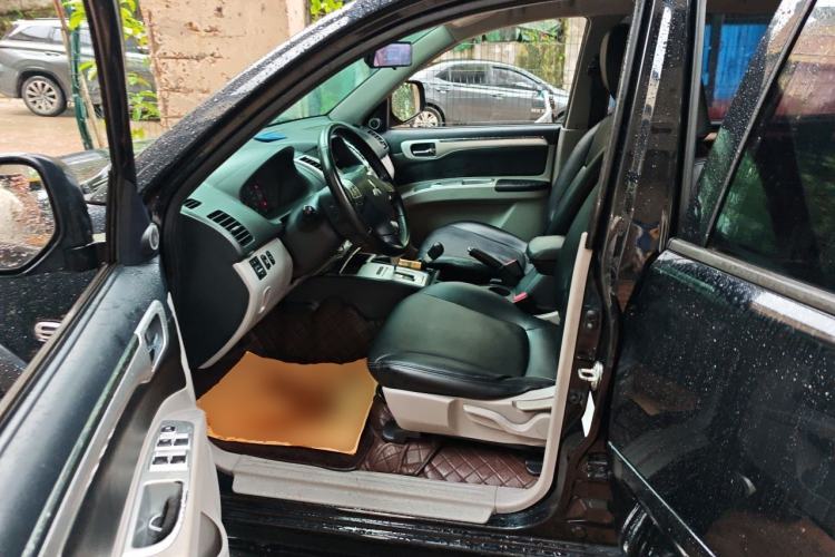 Used Mitsubishi Pajero Sport 2013 3.0L Automatic 4x4 Executive Edition Driver Seat