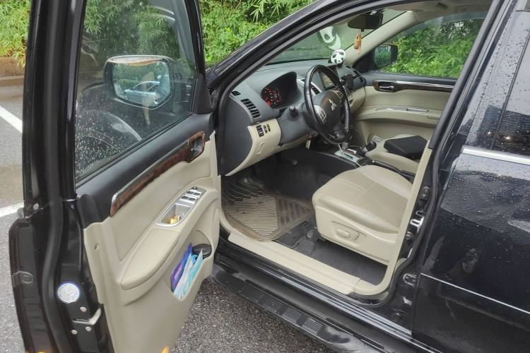 Used Mitsubishi Pajero Sport 2013 3.0L Automatic 4x4 Flagship Edition Driver Seat