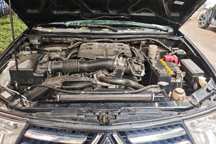 Used Mitsubishi Pajero Sport 2013 3.0L Automatic 4x4 Executive Edition Engine Bay