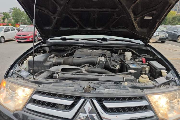 Used Mitsubishi Pajero Sport 2013 3.0L Automatic 4x4 Executive Edition Engine Bay
