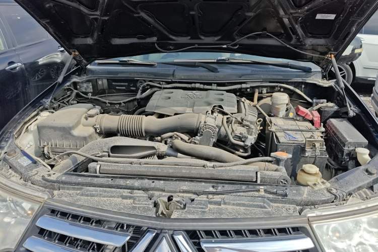 Used Mitsubishi Pajero Sport 2013 3.0L Automatic Two-Wheel Drive Luxury Edition Engine Bay