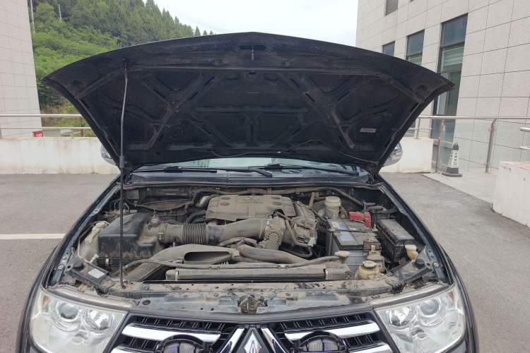 Used Mitsubishi Pajero Sport 2013 3.0L Automatic 4x4 Executive Edition Engine Bay