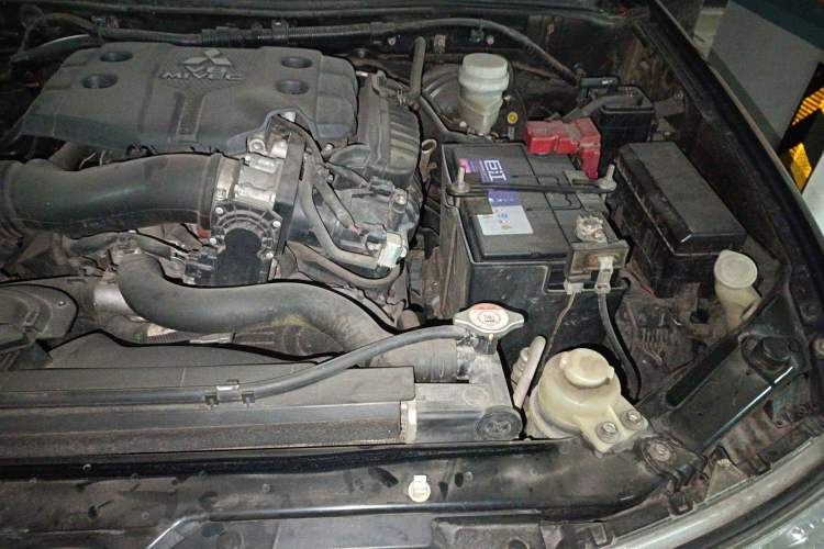 Used Mitsubishi Pajero Sport 2013 3.0L Automatic Two-Wheel Drive Luxury Edition Engine Bay Left