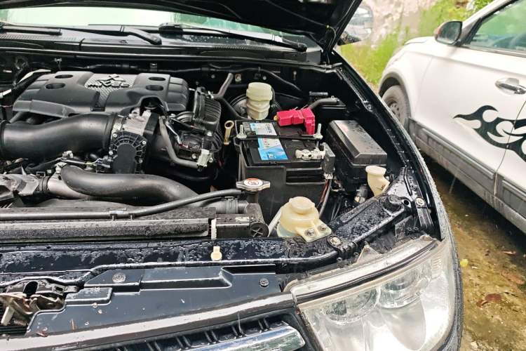 Used Mitsubishi Pajero Sport 2013 3.0L Automatic 4x4 Executive Edition Engine Bay Left