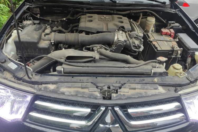 Used Mitsubishi Pajero Sport 2013 3.0L Automatic 4x4 Flagship Edition Engine Bay