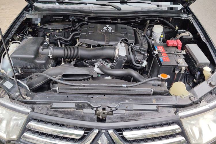 Used Mitsubishi Pajero Sport 2013 3.0L Automatic Two-Wheel Drive Luxury Edition Engine Bay