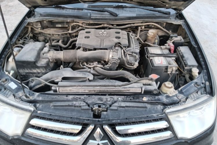 Used Mitsubishi Pajero Sport 2013 3.0L Automatic Two-Wheel Drive Luxury Edition Engine Bay