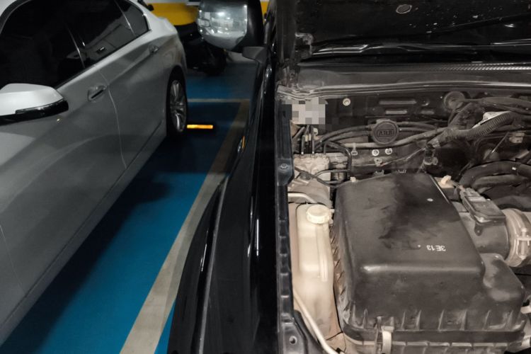 Used Mitsubishi Pajero Sport 2013 3.0L Automatic 4x4 Executive Edition Engine Bay Right