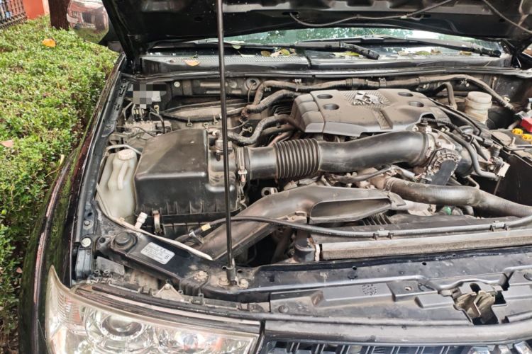 Used Mitsubishi Pajero Sport 2013 3.0L Automatic 4x4 Executive Edition Engine Bay Right