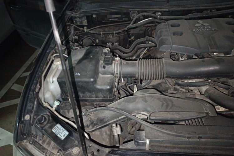 Used Mitsubishi Pajero Sport 2013 3.0L Automatic Two-Wheel Drive Luxury Edition Engine Bay Right