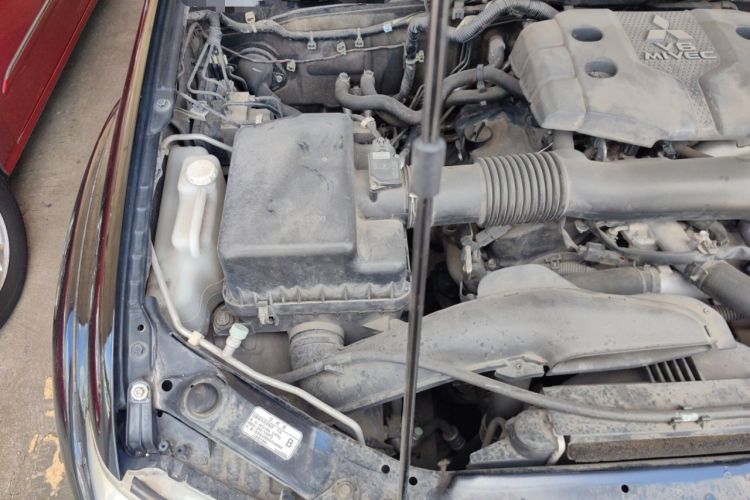 Used Mitsubishi Pajero Sport 2013 3.0L Automatic Two-Wheel Drive Luxury Edition Engine Bay Right