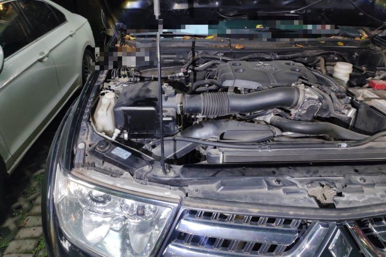 Used Mitsubishi Pajero Sport 2013 3.0L Automatic 4x4 Executive Edition Engine Bay Right