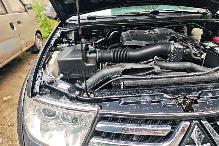 Used Mitsubishi Pajero Sport 2013 3.0L Automatic 4x4 Executive Edition Engine Bay Right