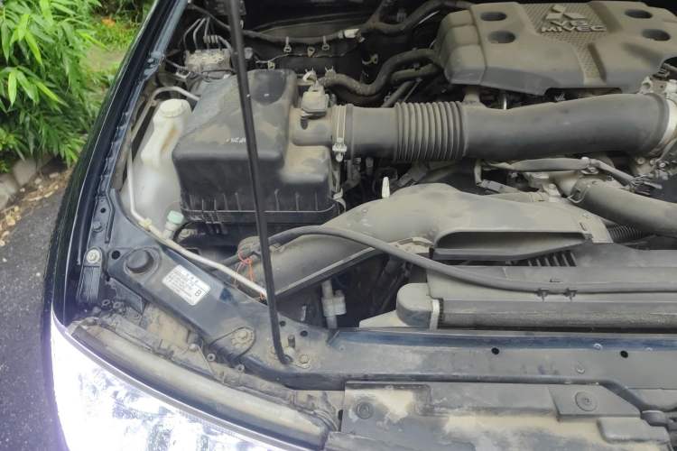 Used Mitsubishi Pajero Sport 2013 3.0L Automatic 4x4 Flagship Edition Engine Bay Right